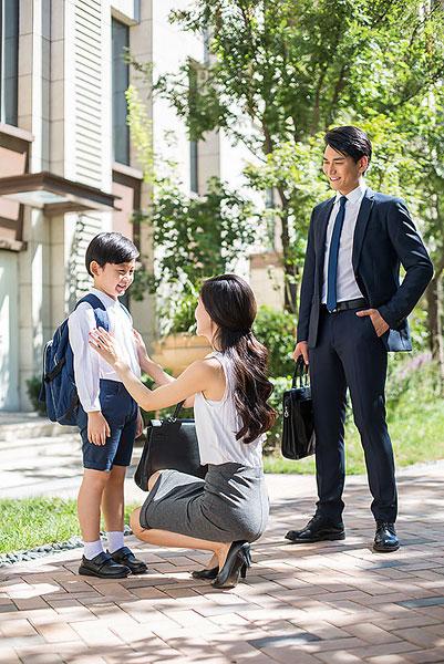 孩子出去上学送什么好,送孩子出去上学父母说说