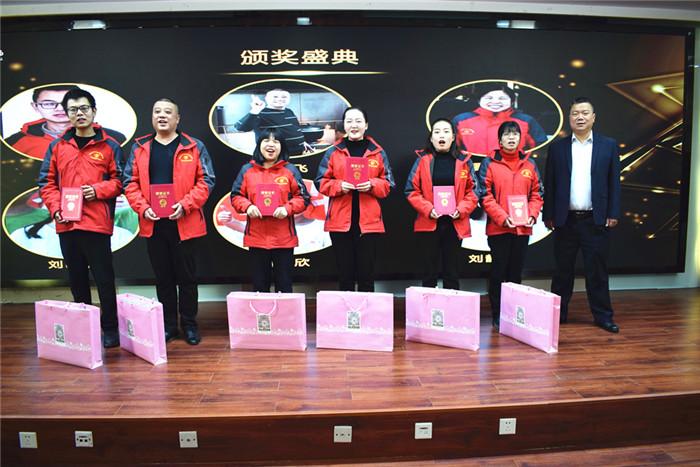 公司年底礼品发放新员工,公司年底礼品发放新员工怎么说,发了奖金给同事买什么?