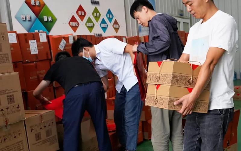 公司给员工礼品发放方式,,企业发放福利时是按照什么发放的?