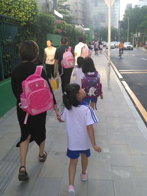 送上学孩子什么最好,送孩子去上学