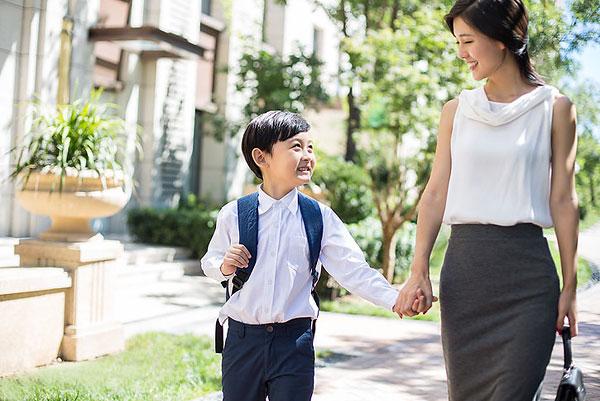 送上学孩子什么最好,送孩子去上学