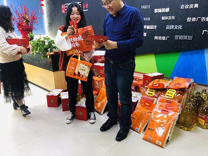 关于公司发放礼品如何带回家的信息