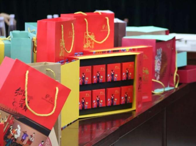 公司春节给家里寄礼品,,公司给家属寄月饼感谢的说说?