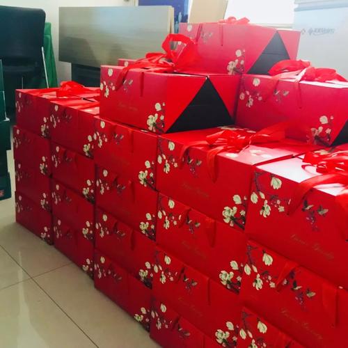 公司春节给家里寄礼品,,公司给家属寄月饼感谢的说说?