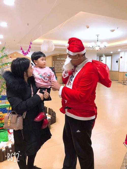圣诞节小孩子送礼物怎么说,圣诞节小孩子送礼物怎么说英语