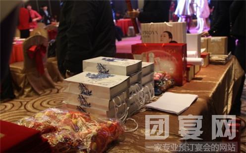 公司买小礼品发奖品,公司买小礼品发奖品怎么入账,公司为了年会买的抽奖奖品,该怎么做账,计入哪个科目?