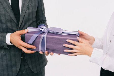 公司男同事送礼物,,同事经常送些小礼物给你,怎么办?