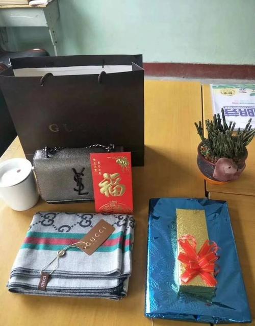 公司十年庆礼物,公司十年庆礼物送什么,十多年老公第一次送礼物朋友圈说说?