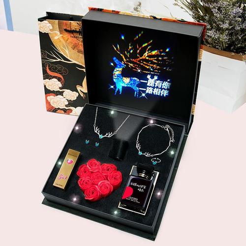 送闺蜜结婚礼物刻字刻什么,送闺蜜结婚礼物写什么祝福语