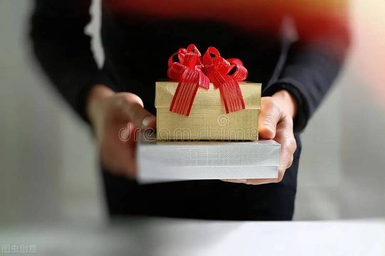 公司发礼品有n件,,领导送你礼物后怎样说感谢的话?