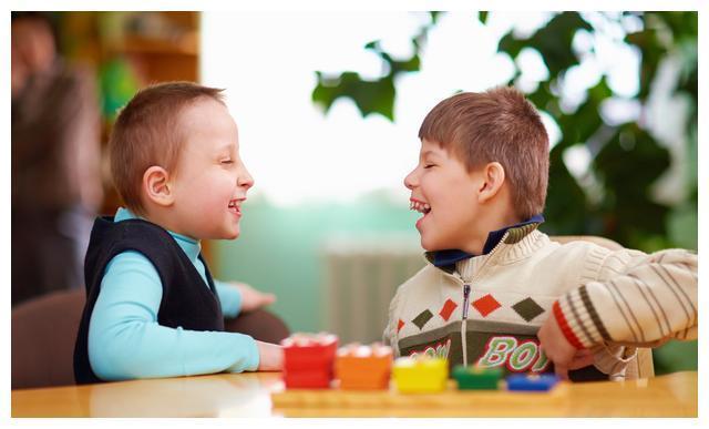 孩子喜欢送别人东西怎么办，小孩子喜欢送东西给同学怎么办?