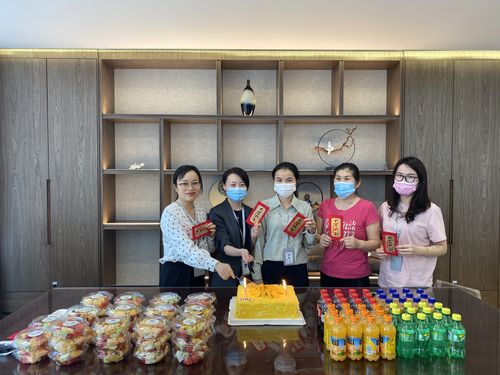 公司忙生日员工发放礼品,,生日送包包代表什么意思?