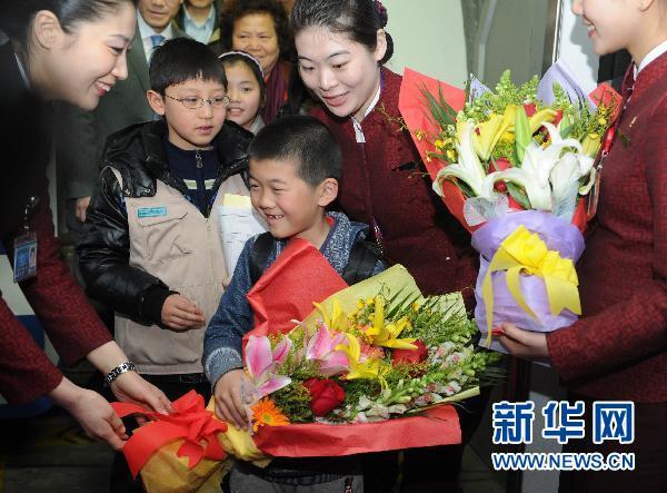 小孩子回国送什么礼物,孩子回国接机送什么花