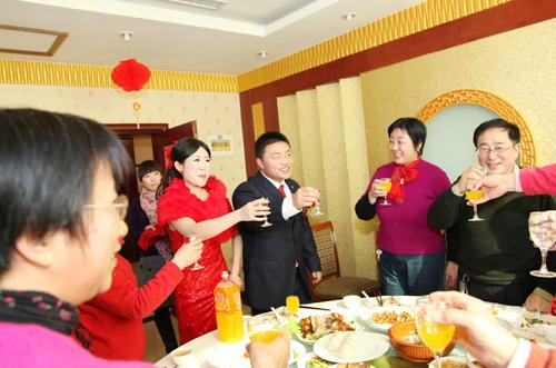 外地客户礼怎么上,外地客人来怎么敬酒