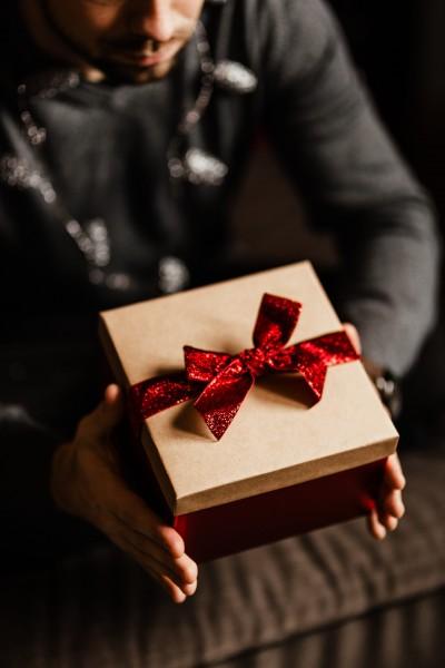 男孩子送圣诞礼物代表什么,男生送你圣诞礼物是什么意思