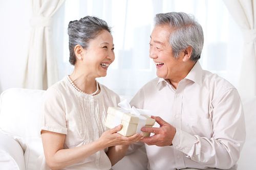 送老人客户什么礼物最好,给老年人送礼买什么比较好