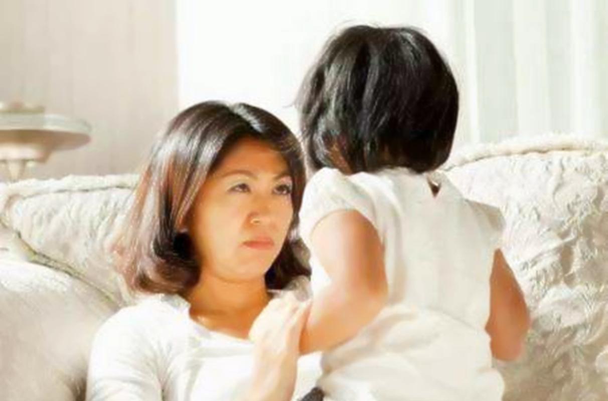 好朋友小生孩子送什么,年纪小生孩子有什么影响