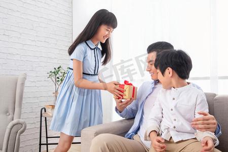 孩子给爸爸买什么礼物,孩子给爸爸买什么礼物最好