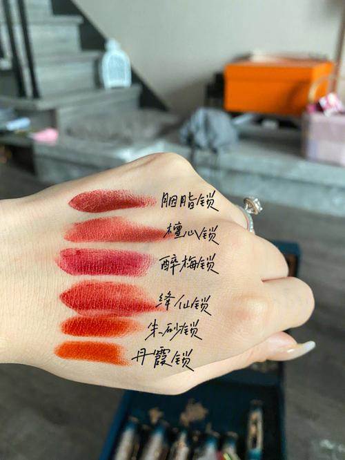 男闺蜜送特别贵的化妆品,,女生在男生面前涂口红代表着什么?