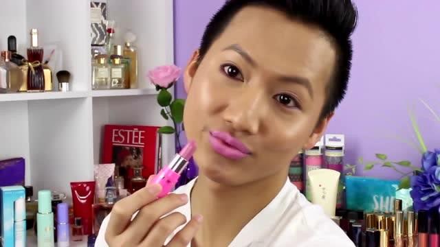 男闺蜜送特别贵的化妆品,,女生在男生面前涂口红代表着什么?