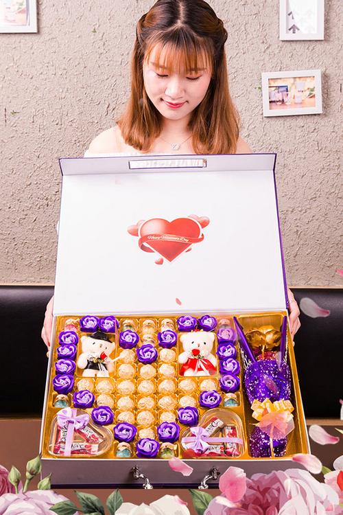 追女孩子生日礼物好,,女生过生日时候向她表白送什么礼物好?