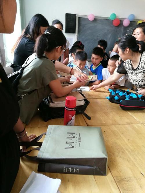 送班级孩子奖品,送班级孩子奖品有哪些,六一节家委会买什么给班上小孩?