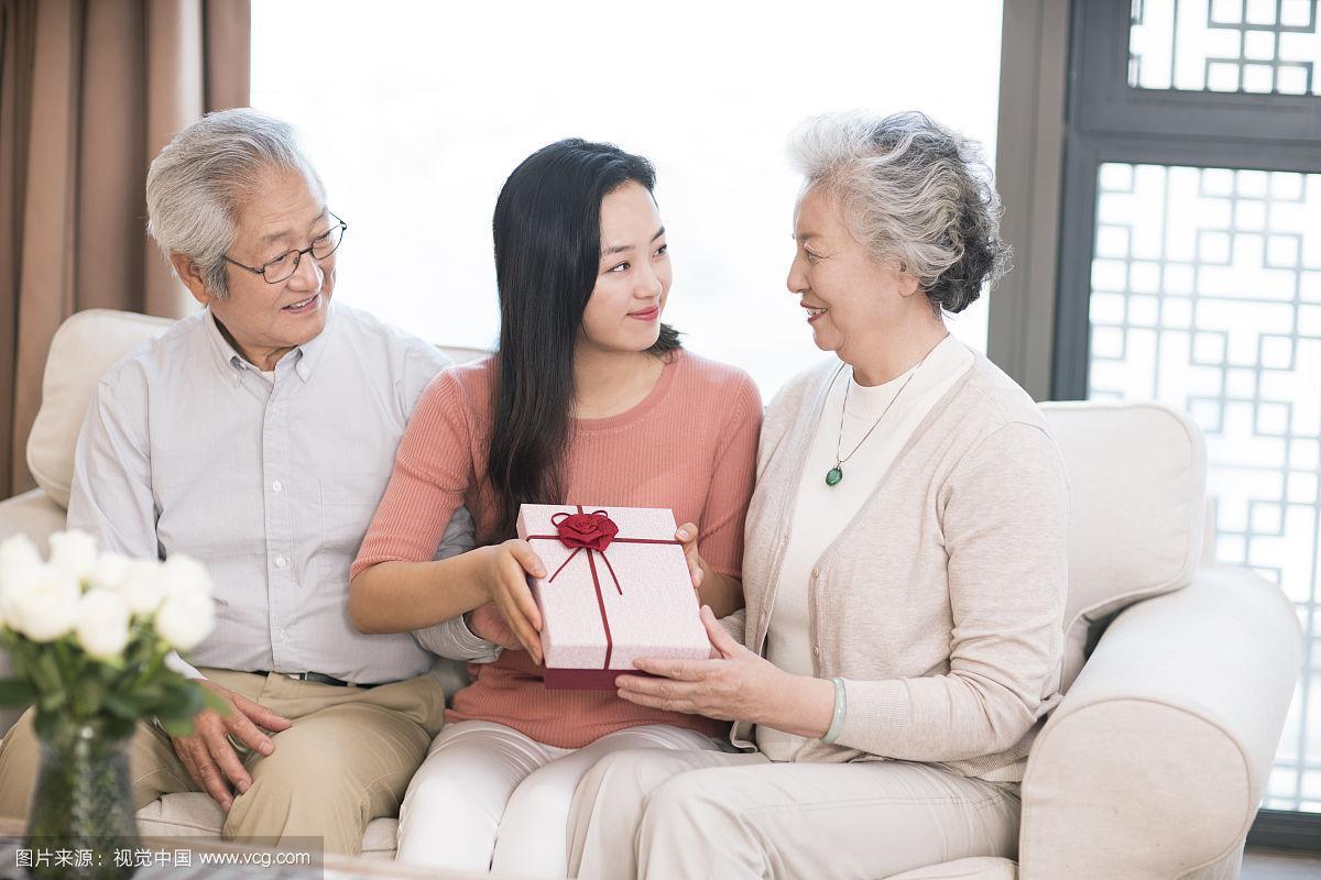 孩子送爸妈礼物好,,父母送什么礼物给孩子?