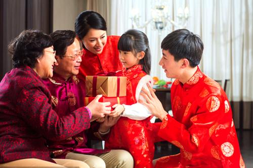 孩子送爸妈礼物好,,父母送什么礼物给孩子?