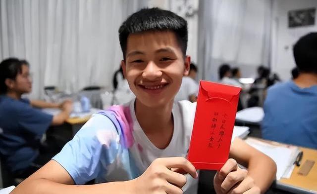 孩子上大学送啥礼物,孩子上大学送什么好,两家小孩同时考上大学怎么随礼?