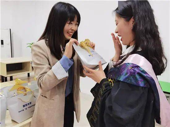 赠送上大学孩子礼物,,大学怎样给导员送礼?