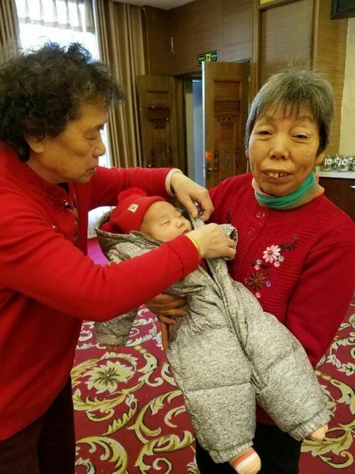 奶奶帮带孩子买礼物,,孙子百天奶奶都准备什么?