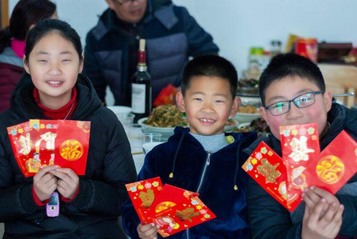 孩子考学送啥礼物好,,弟弟考上大学姐姐包多少红包?
