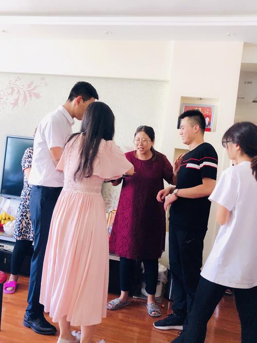 侄子家的孩子结婚送礼，，亲侄子订婚送礼多少比较合适？