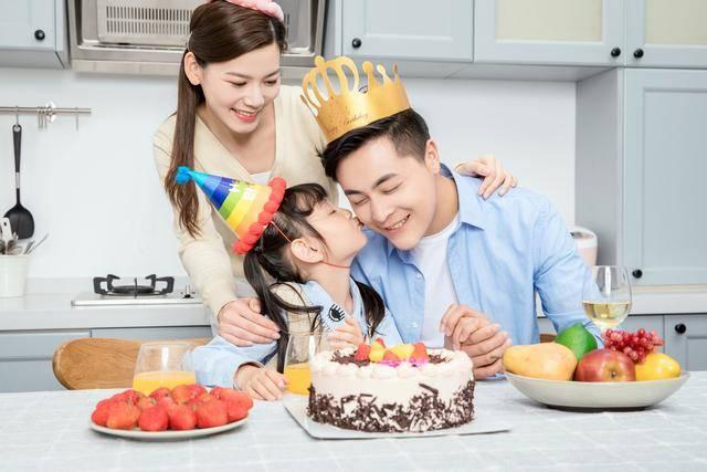 孩子生日是给钱还是买礼物,,侄子的孩子过生日给钱合适吗?