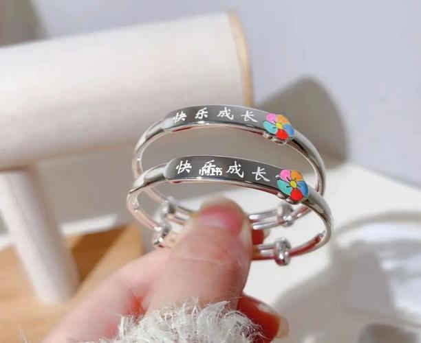 小孩子赠送礼品,小孩子赠送礼品的文案,别人送给宝宝手镯可以转送吗?