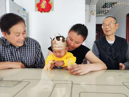 哄小孩子开心的礼物,哄小孩子开心的礼物有哪些,宝宝第一个生日,爷爷奶奶、姥姥姥爷都送些什么,给多少钱合适?