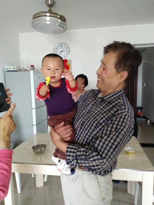 哄小孩子开心的礼物,哄小孩子开心的礼物有哪些,宝宝第一个生日,爷爷奶奶、姥姥姥爷都送些什么,给多少钱合适?