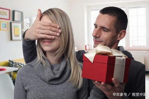 已婚男人送女孩子礼物,已婚男人送女孩子礼物代表什么,已婚男人送什么礼物?