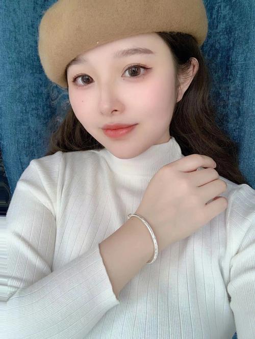 女孩子生日送银手镯,,送闺蜜银手镯代表什么?