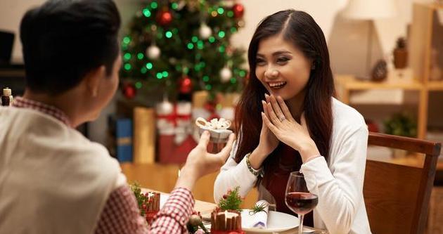 相亲女孩子收男孩礼物,相亲女孩子收男孩礼物代表什么,相亲女接收礼物但拒绝你什么意思?