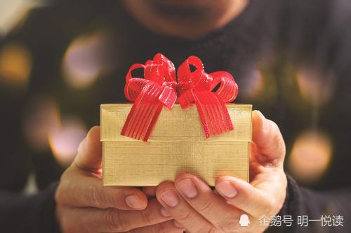 女孩子暗示送礼物,,一个女生要求我送她礼物是什么意思?