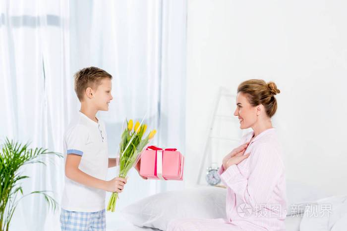 小孩子送给妈妈的礼物好,,儿子送妈妈什么礼物好?