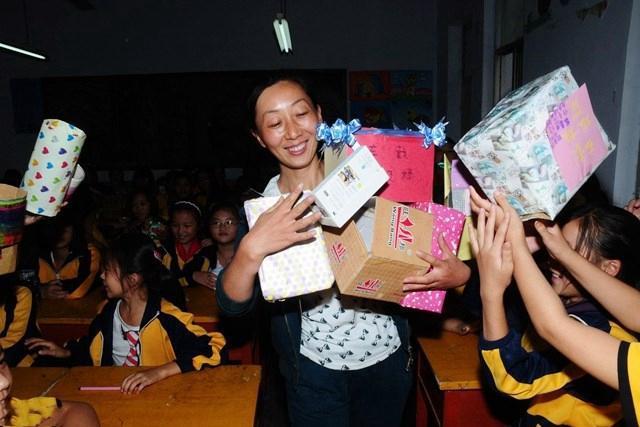 幼儿园老师总送孩子礼物,幼儿园老师总送孩子礼物怎么回复老师,幼儿园的老师送什么礼物好?幼儿园的老师送什?