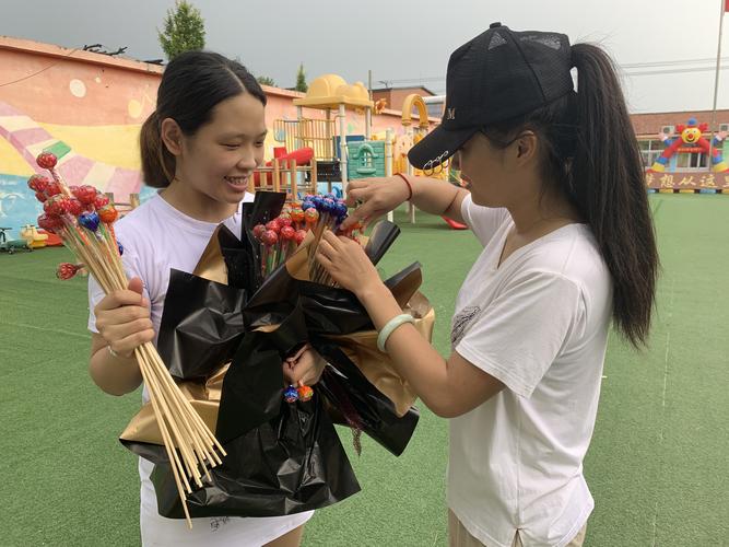 父母送上幼儿园孩子小礼物,父母送给幼儿园孩子的礼物,幼儿园送礼物可以送什么?