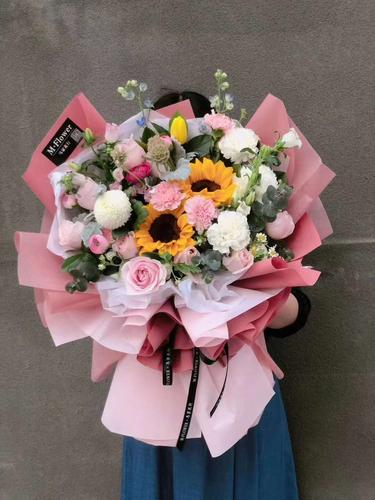 大学毕业送给女孩子好,,毕业送花是谁送
