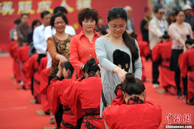 成人礼孩子父母穿啥衣服,,8度婴儿穿什么衣服合适?