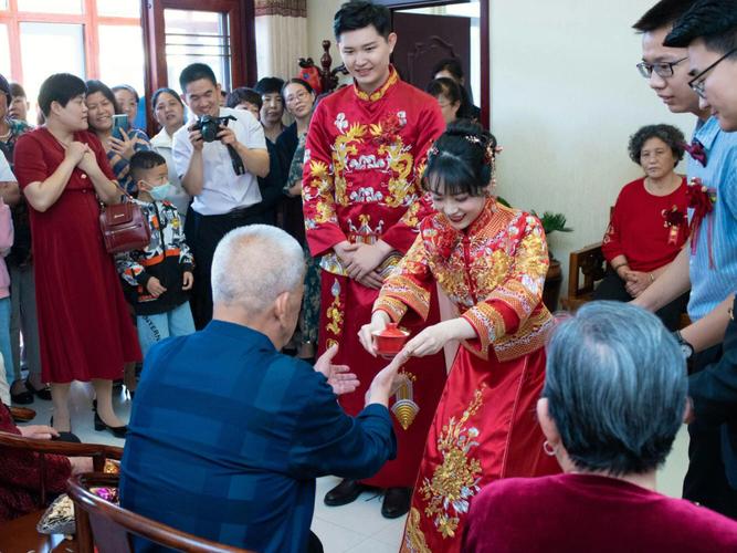 爷爷奶奶给孩子见面礼,爷爷奶奶给孩子见面礼两万,孙子出生奶奶爷爷该不该给见面礼?