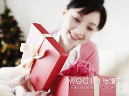 女孩子生气了要送小礼物,,女朋友生日送她礼物又不要.发红包13.14她生气了,该怎么办?