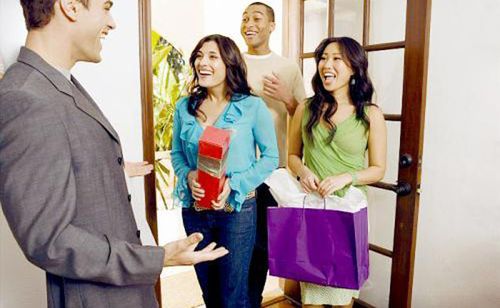 营销给客户送礼品,营销给客户送礼品怎么说,无偿赠送客户礼品,要作为视同销售处理,到底是怎么处理呀?