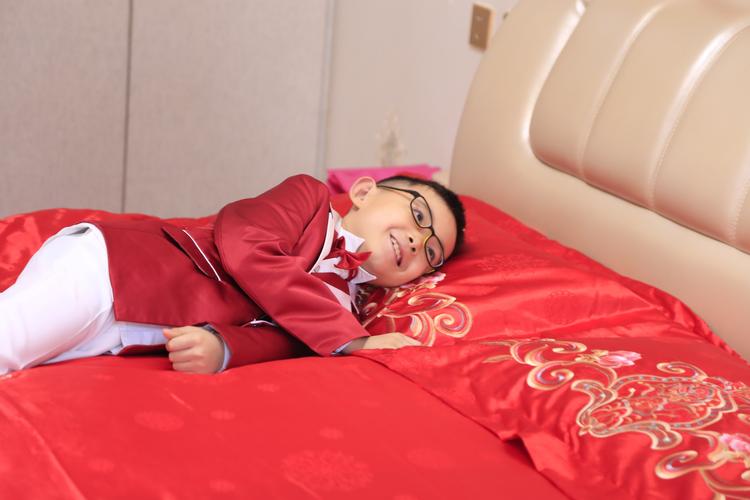 过年给老婆的哥哥送礼,过年给老婆的哥哥送礼合适吗,去女朋友家过年需要给他哥哥包红包吗?